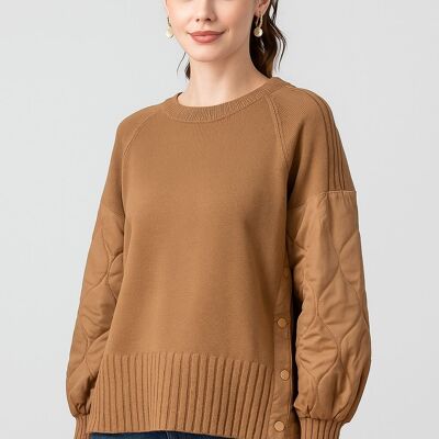 Maglione morbido in maglia con maniche e lati trapuntati raglan, bottoni laterali funzionali e orlo in maglia a trecce