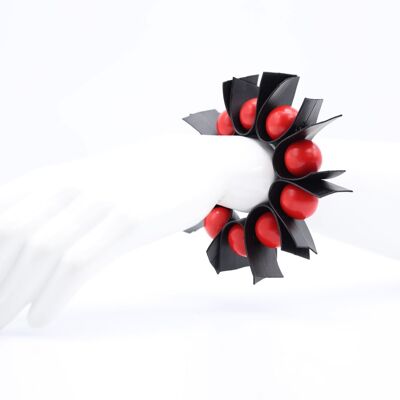 U-förmiges Armband mit Kunstlederbändern und runden Perlen - Rot