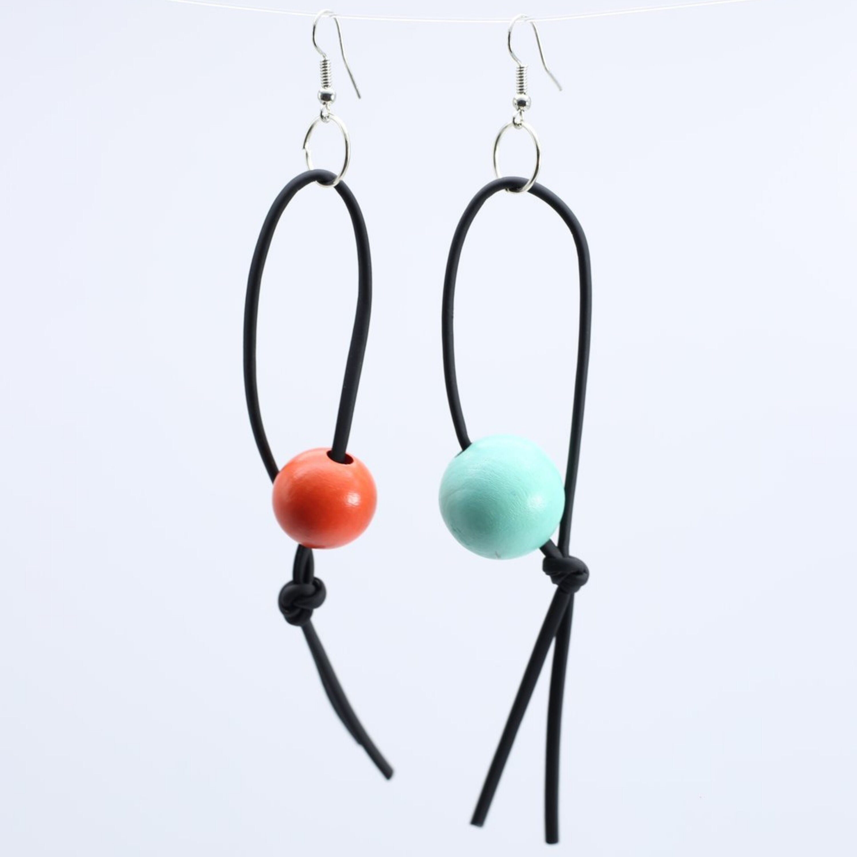 Perline rotonde su orecchini ad anello in similpelle - turchese/arancione