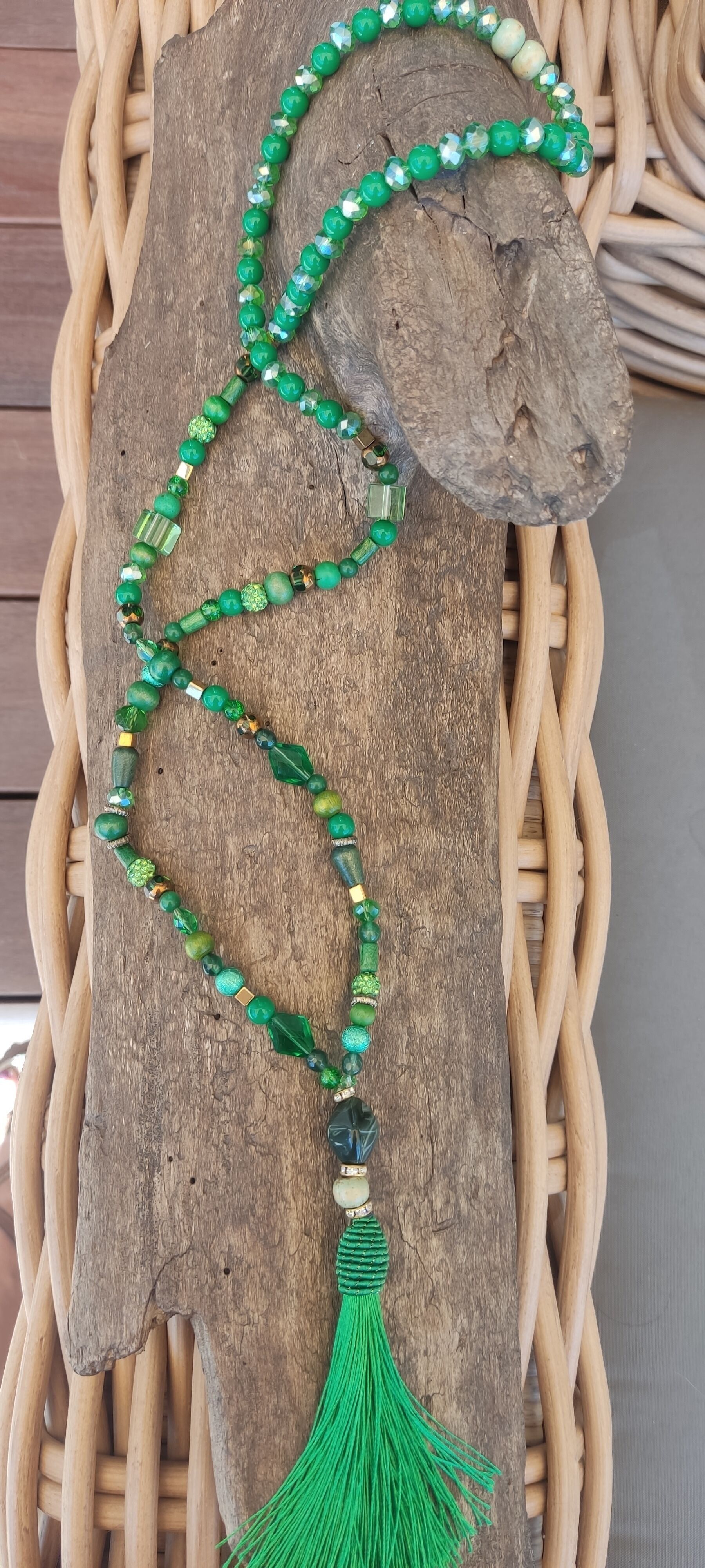Lange Halskette mit grünem Pompom und Perlen