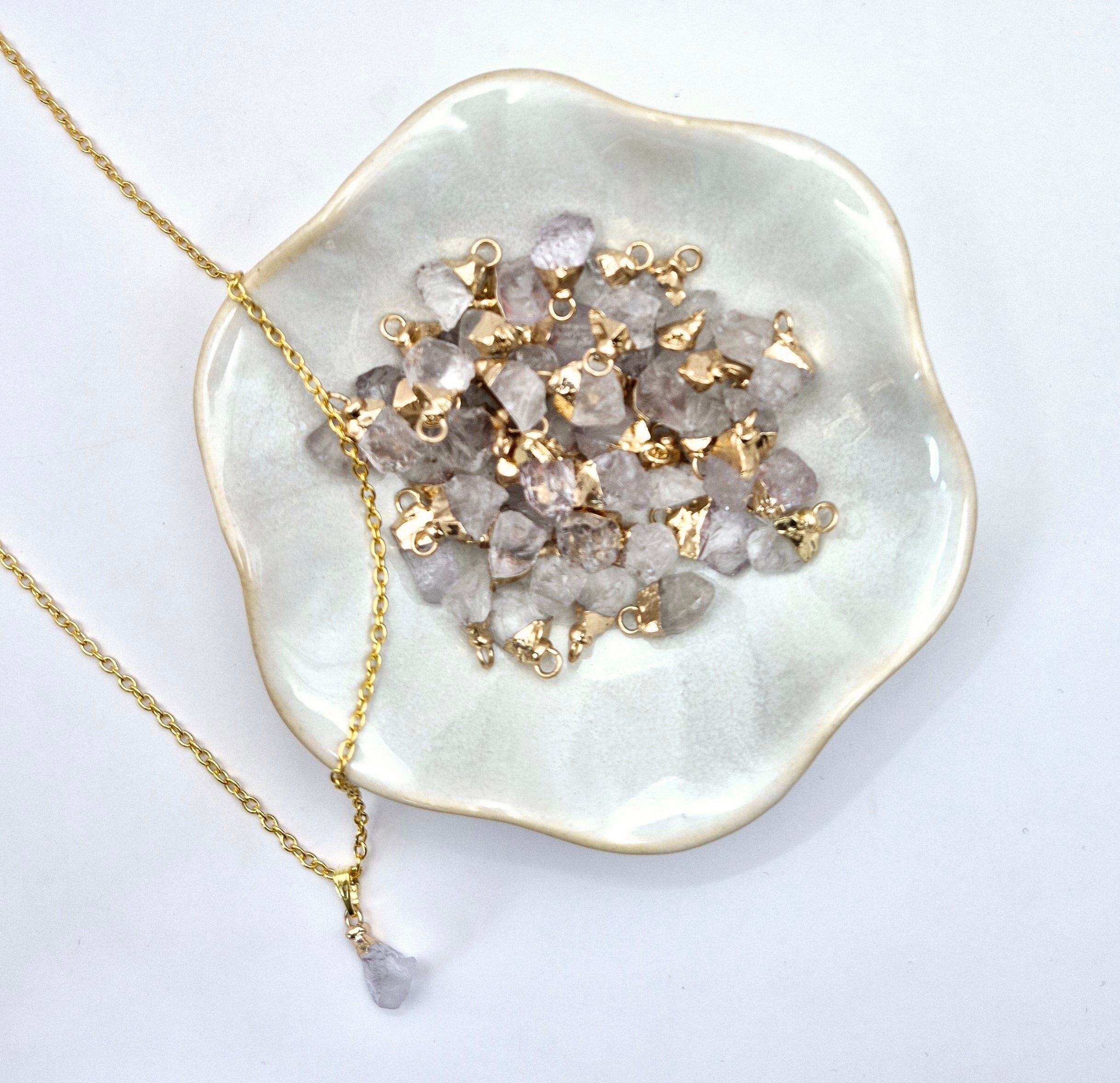 Collier doré avec pendentif en quartz brut clair (1 cm)