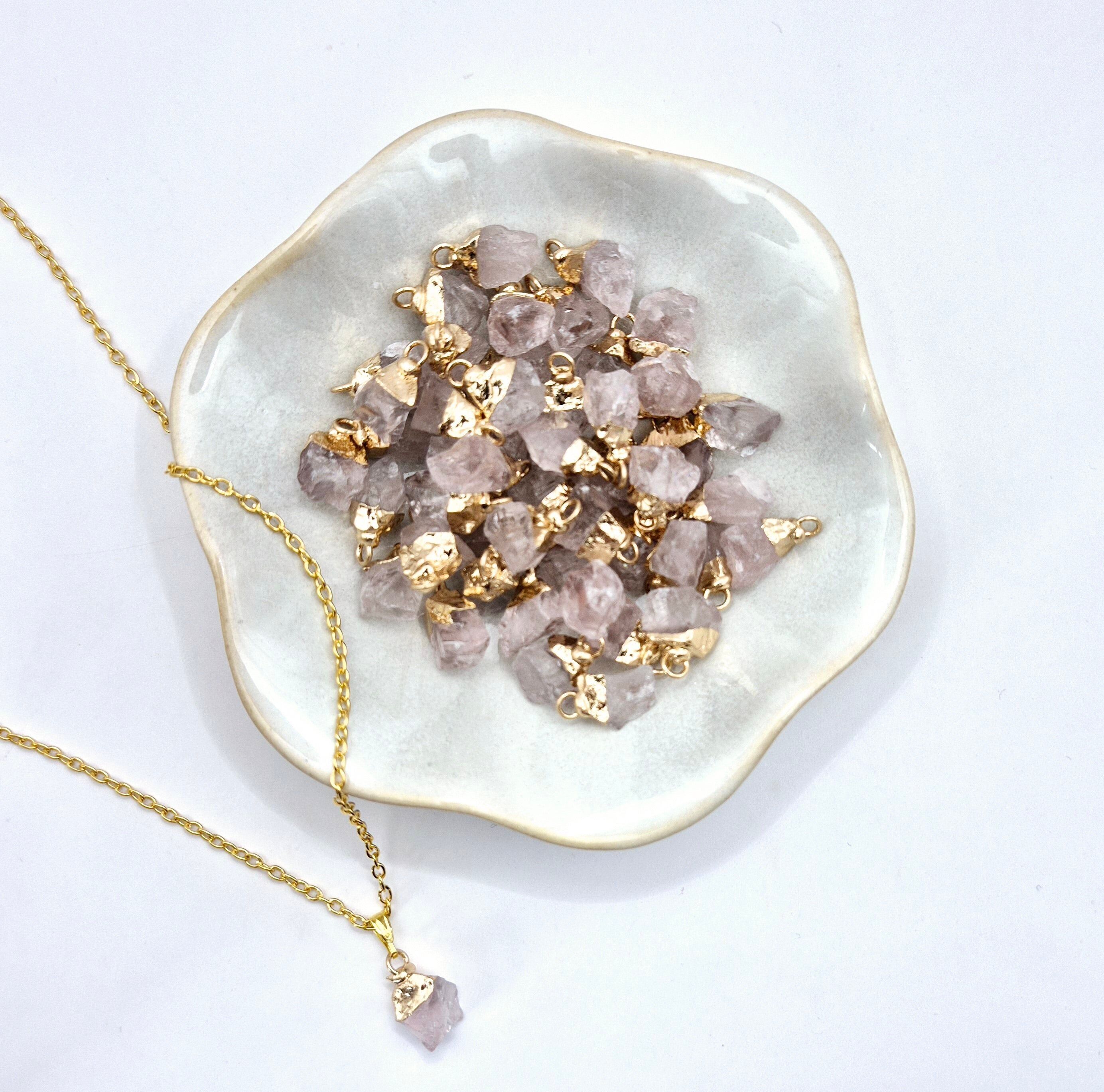 Collana color oro con pendente in quarzo rosa grezzo (1 cm)