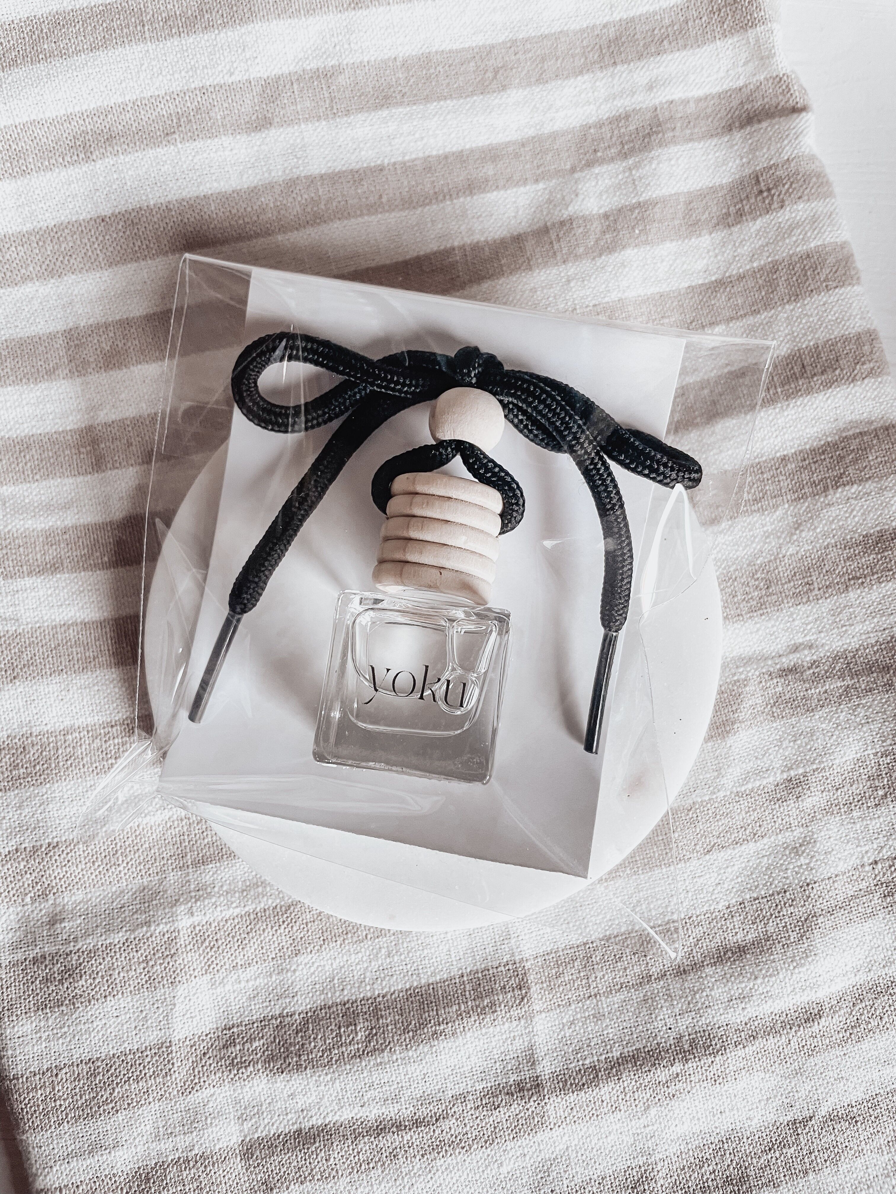 Hanging car diffuser