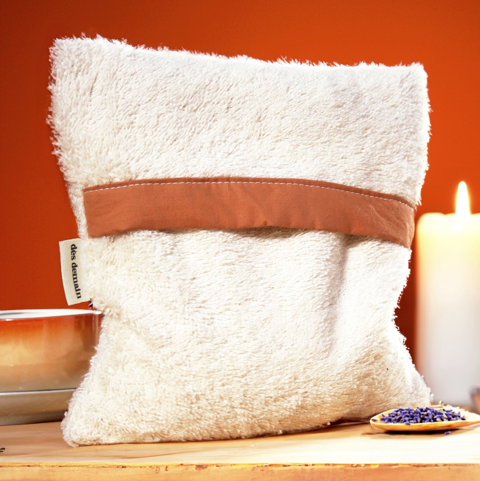 La borsa dell'acqua calda secca con semi di lino e lavanda biologica