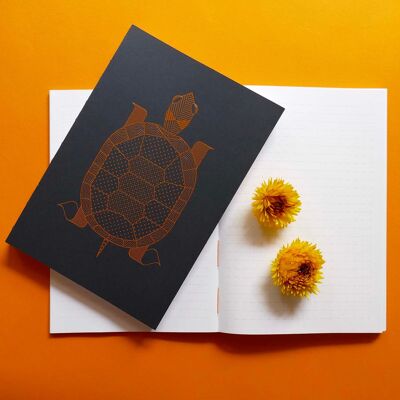 Páginas punteadas del cuaderno de la tortuga grande