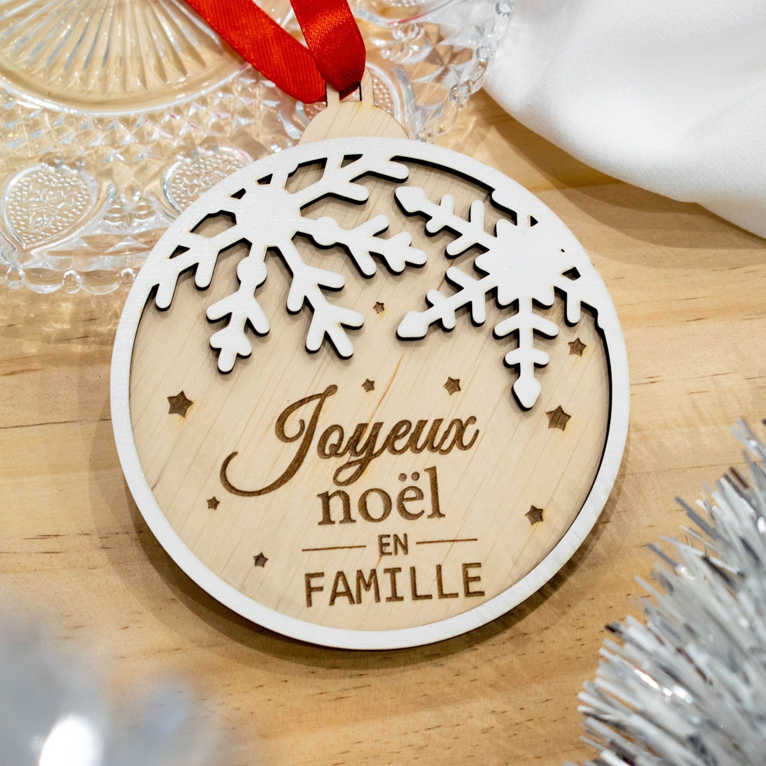 Weihnachtskugel aus Holz – Frohe Weihnachten mit der Familie