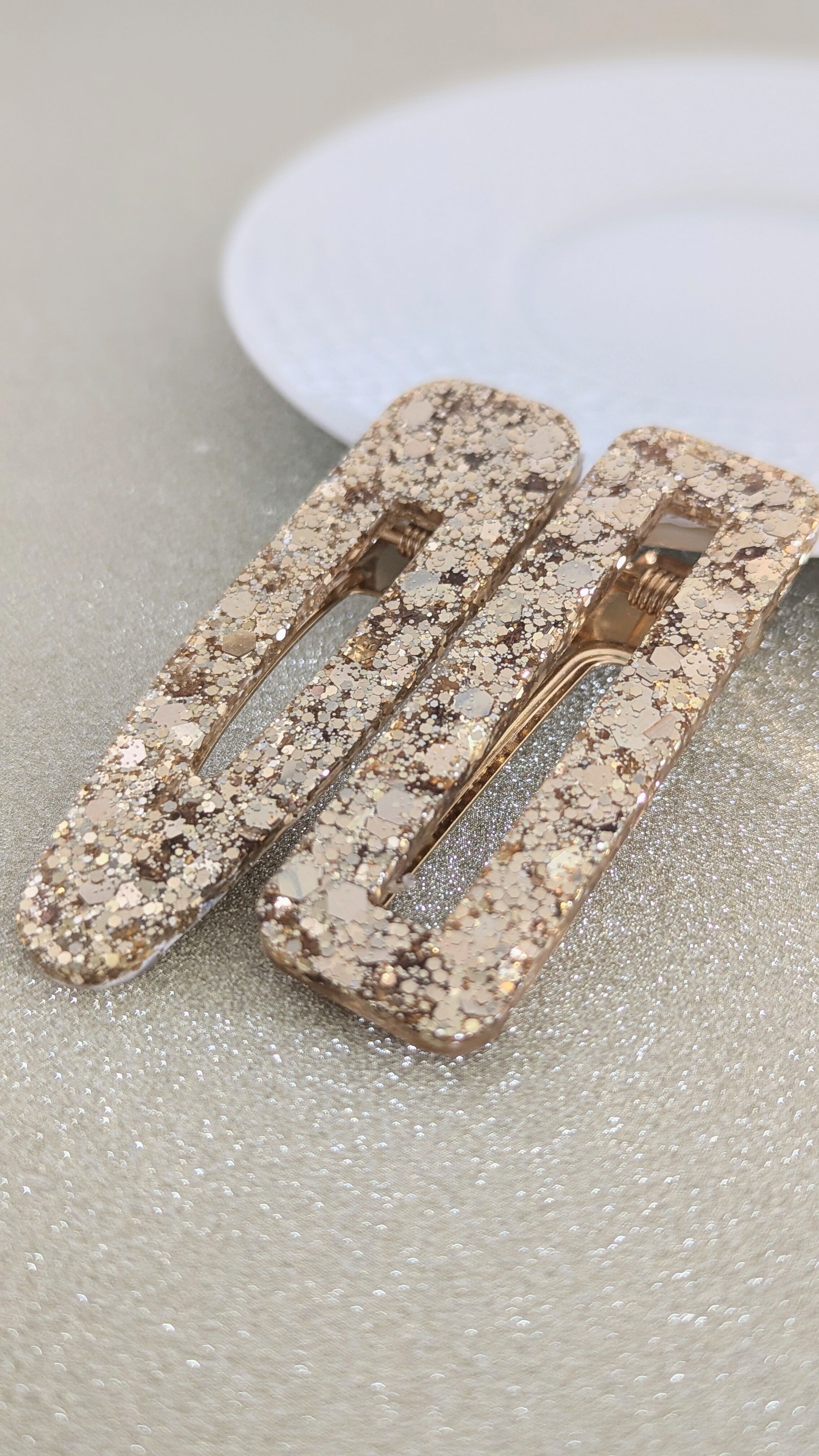 Pasador dorado con purpurina