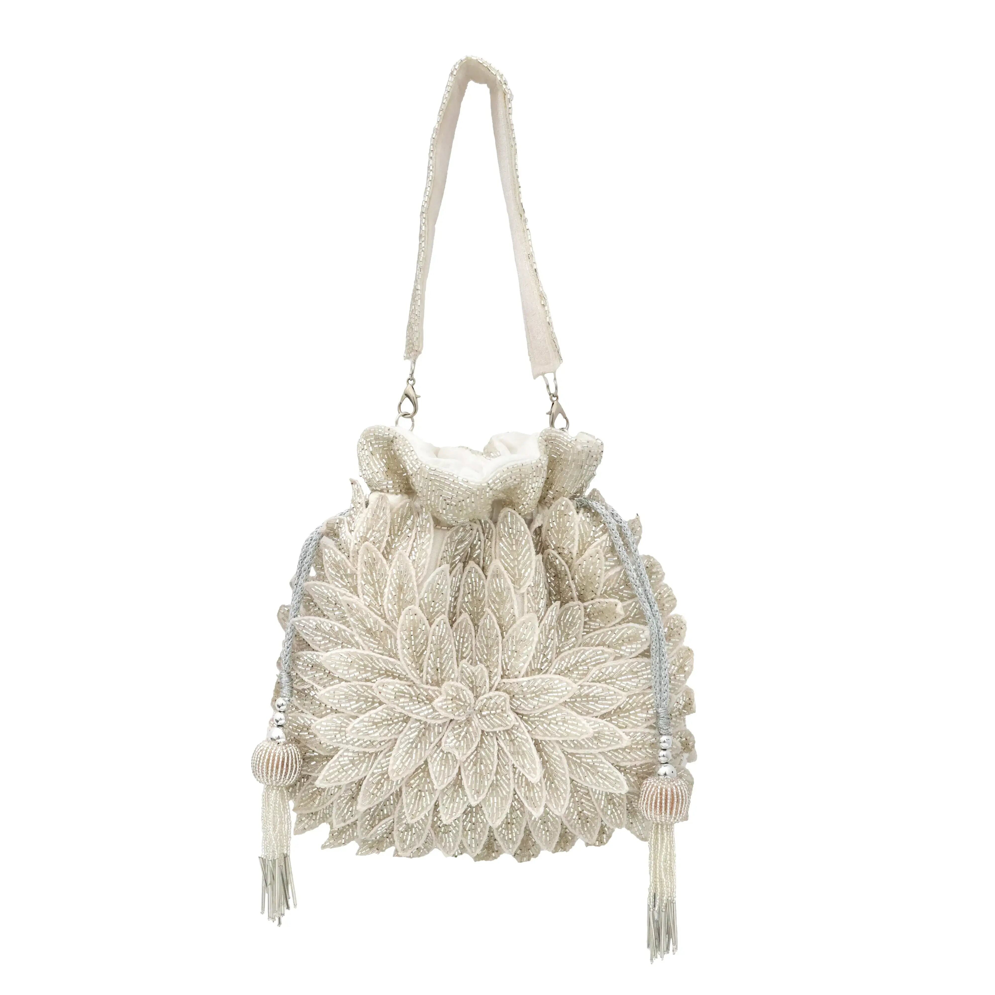 Scatola di caramelle con fiori a punta d'argento