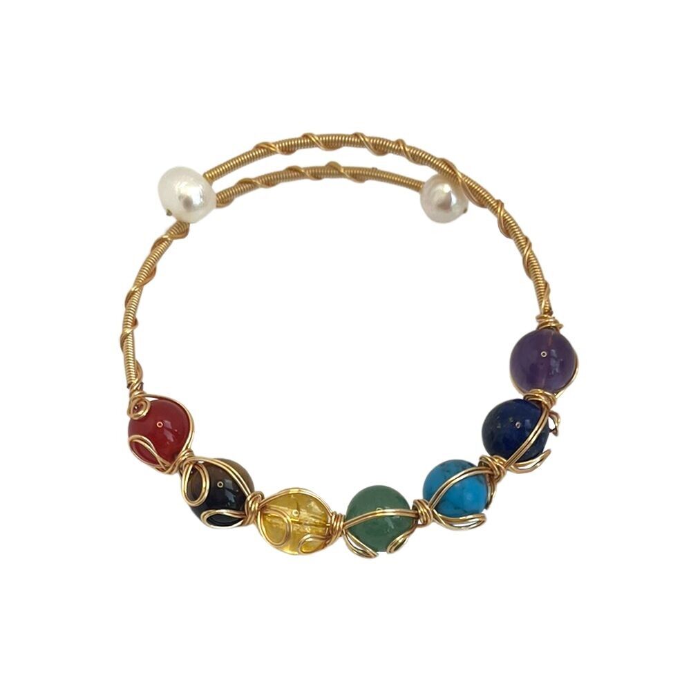 Mit Kupferdraht umwickelter Chakra-Stein-Armreif mit Perlenverschluss