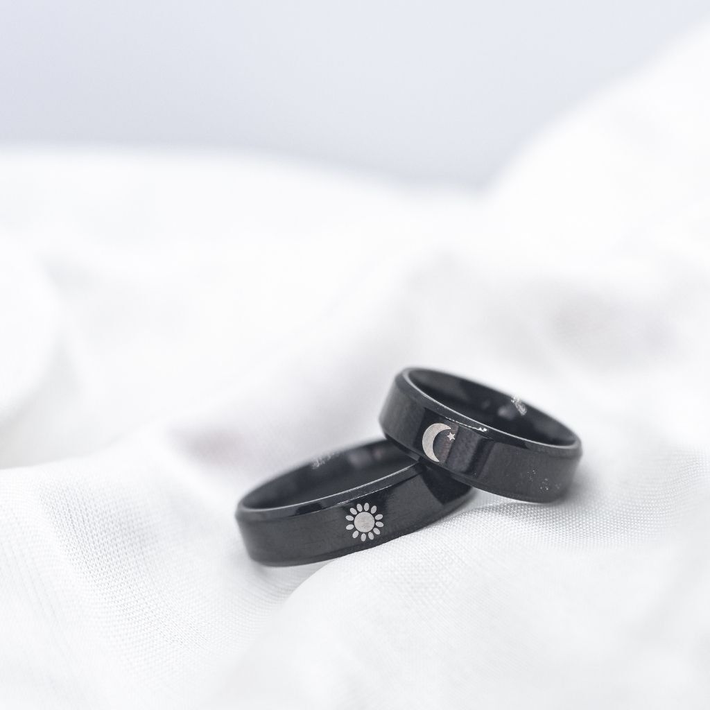 Anello con promessa di coppia Luna e Sole abbinato con fascia nera