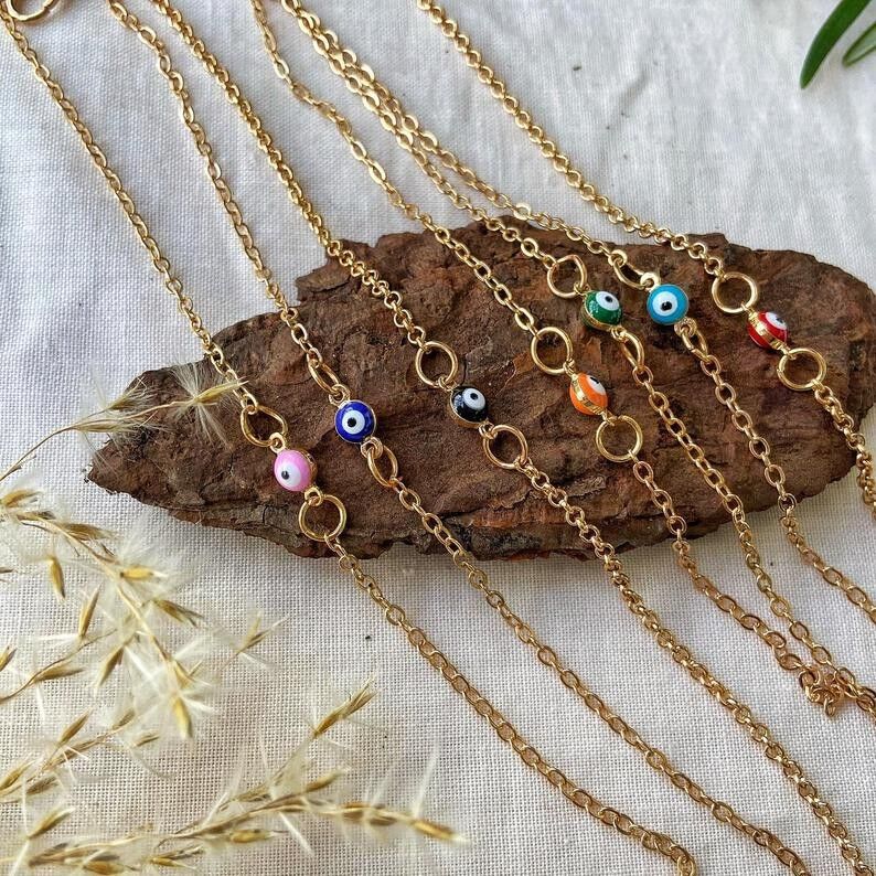 Winziges mehrfarbiges Evil Eye Perlen Charm Minimalistisches verstellbares Armband