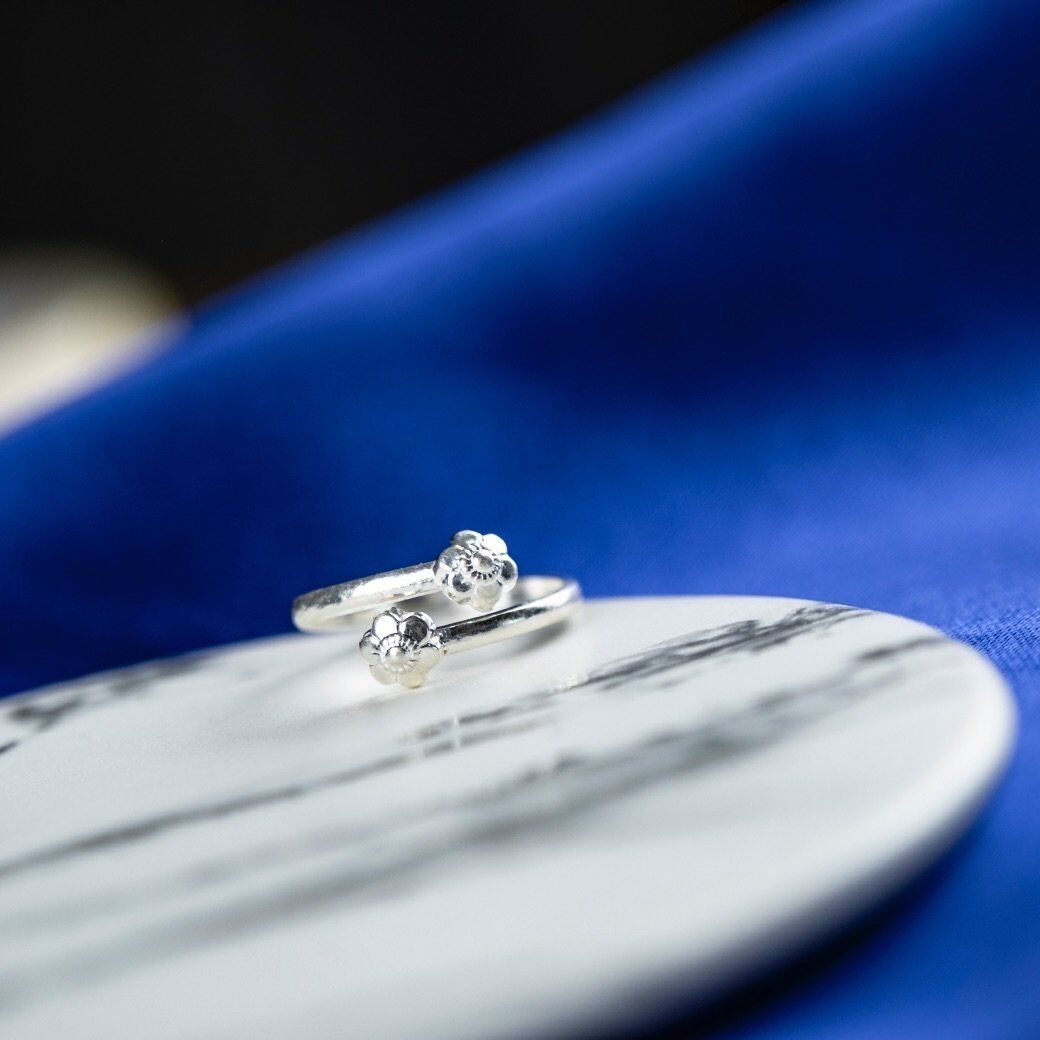 Anello da punta sottile e sottile con fascia midi floreale regolabile in argento