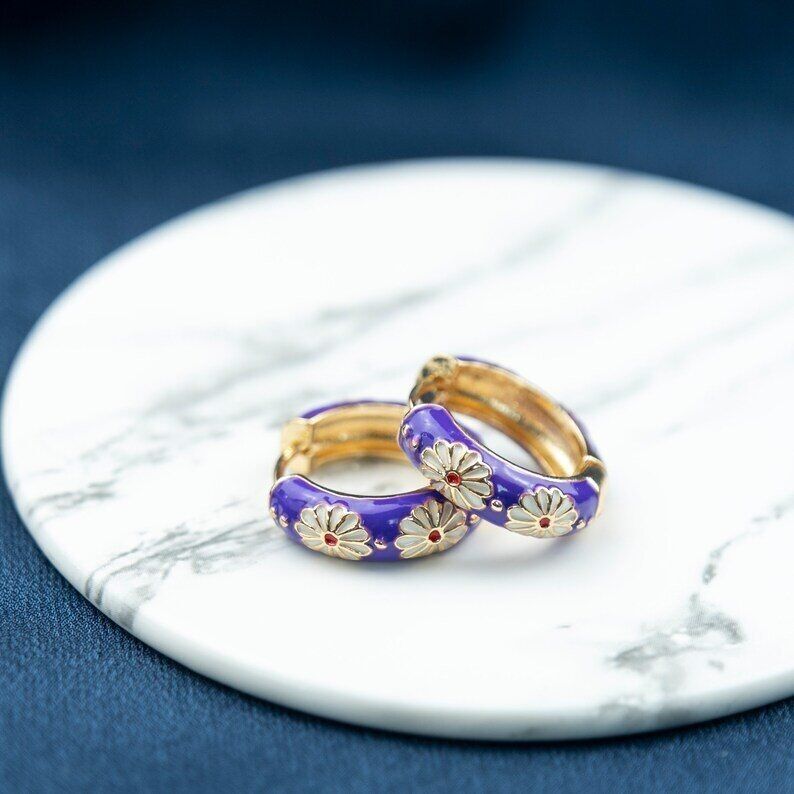 Vergoldete, große, mehrfarbige, zierliche Emaille-Huggie-Creolen mit violettem Blumenmuster