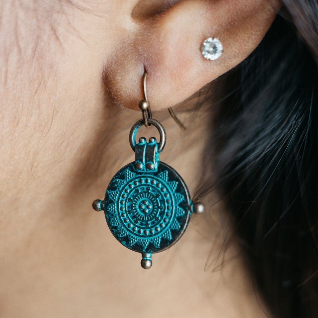Orecchino a gancio penzolante con bussola retrò incisa etnica vintage indiana