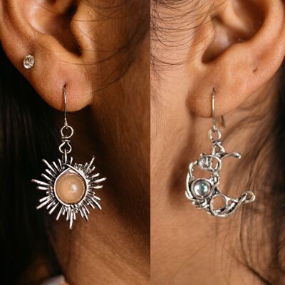 Aretes colgantes estilo bohemio con forma de sol y media luna y piedra lunar envueltos en alambre