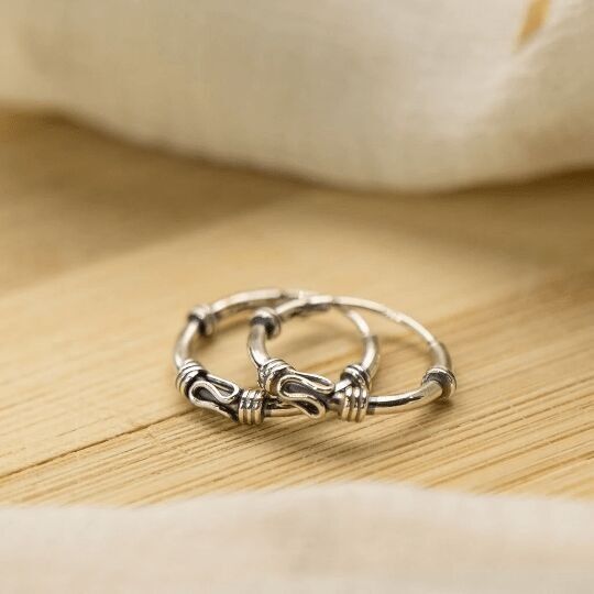 Puro argento ossidato filo avvolto piccolo leggero delicato unisex orecchino a cerchio