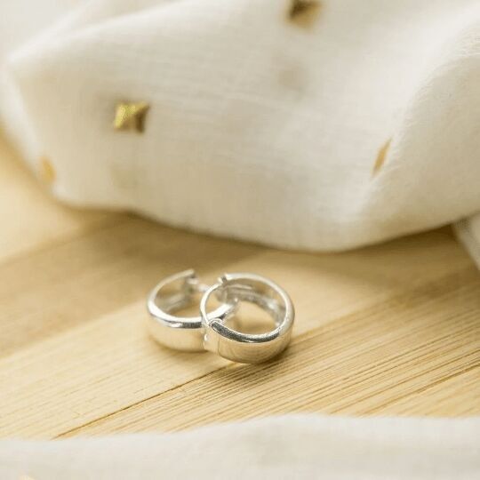 Pendiente de aro punk unisex Huggie pequeño y ancho de plata pura de Bali ligero y delicado