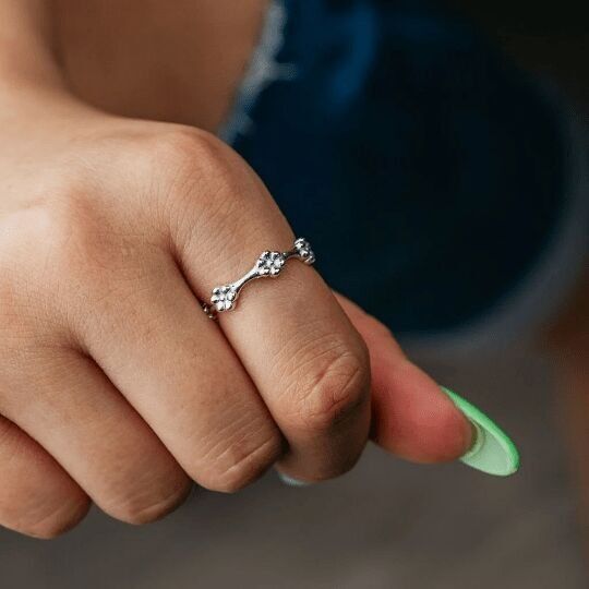 Verstellbarer, zierlicher, silberner, dünner, stapelbarer, einfacher Gänseblümchen-Ring