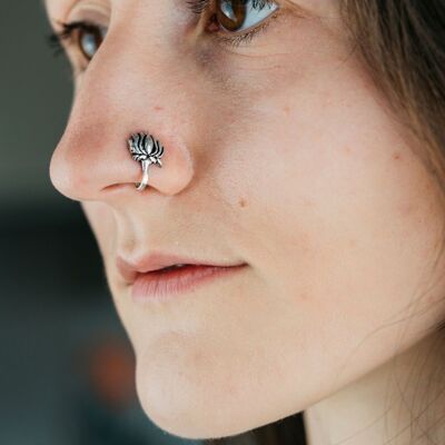 Broche para nariz sin perforaciones con diseño tribal gitano en plata alemana oxidada con diseño floral de loto