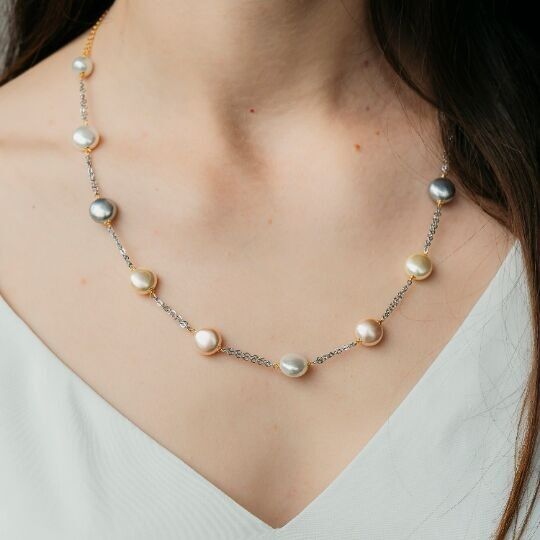 Conjunto de collar y aretes delicados minimalistas de latón con perla grande de oro de agua dulce