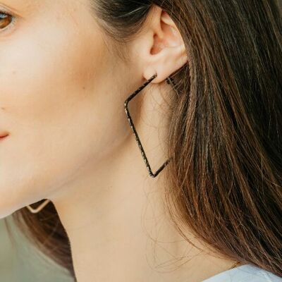 Grandes boucles d'oreilles créoles géométriques carrées martelées