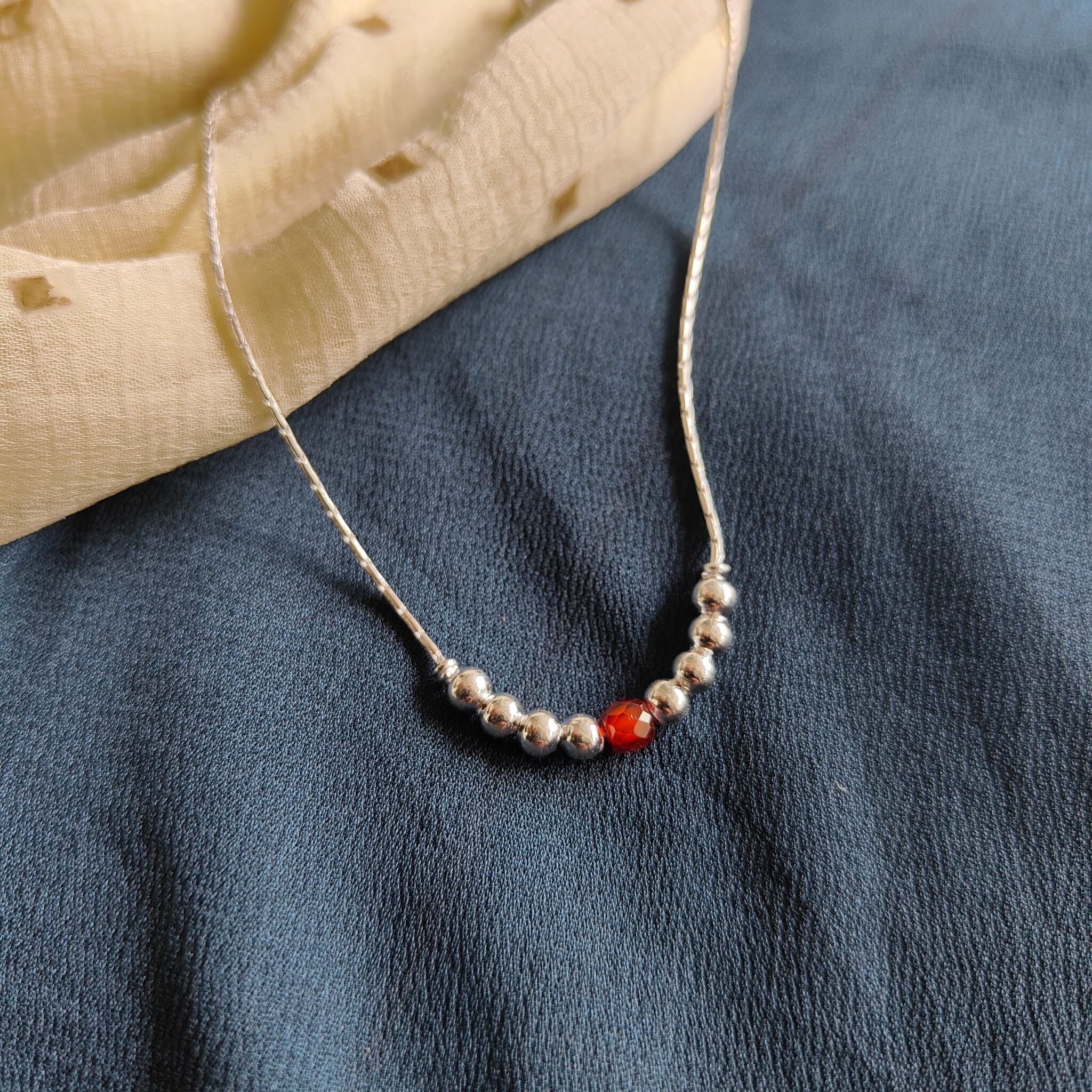 Cavigliera sottile Payal con pallina rotonda in argento arancione 925