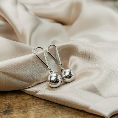 Grande boucle d'oreille en forme de boule de Noël en argent avec loquet au dos et sphère géométrique