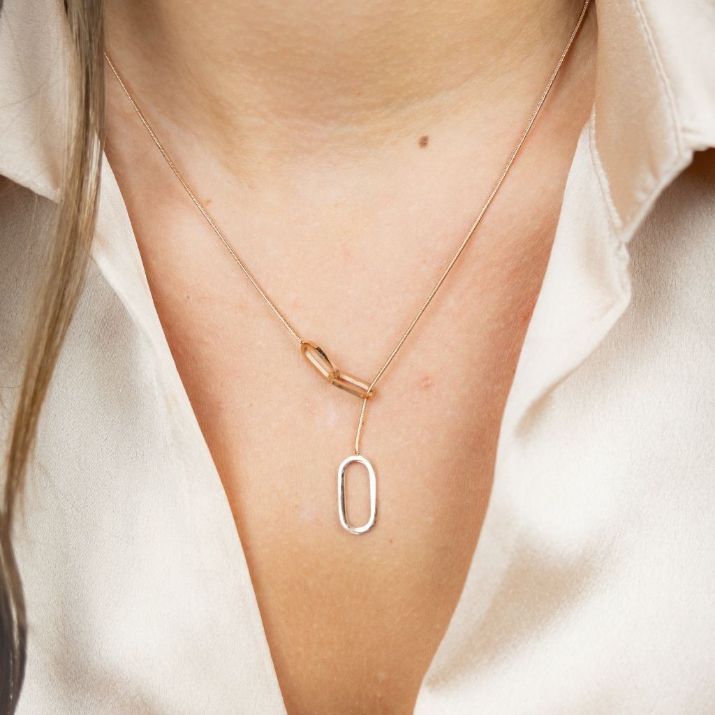 Collana da cocktail con laccio a forma di Y con due quadrati geometrici