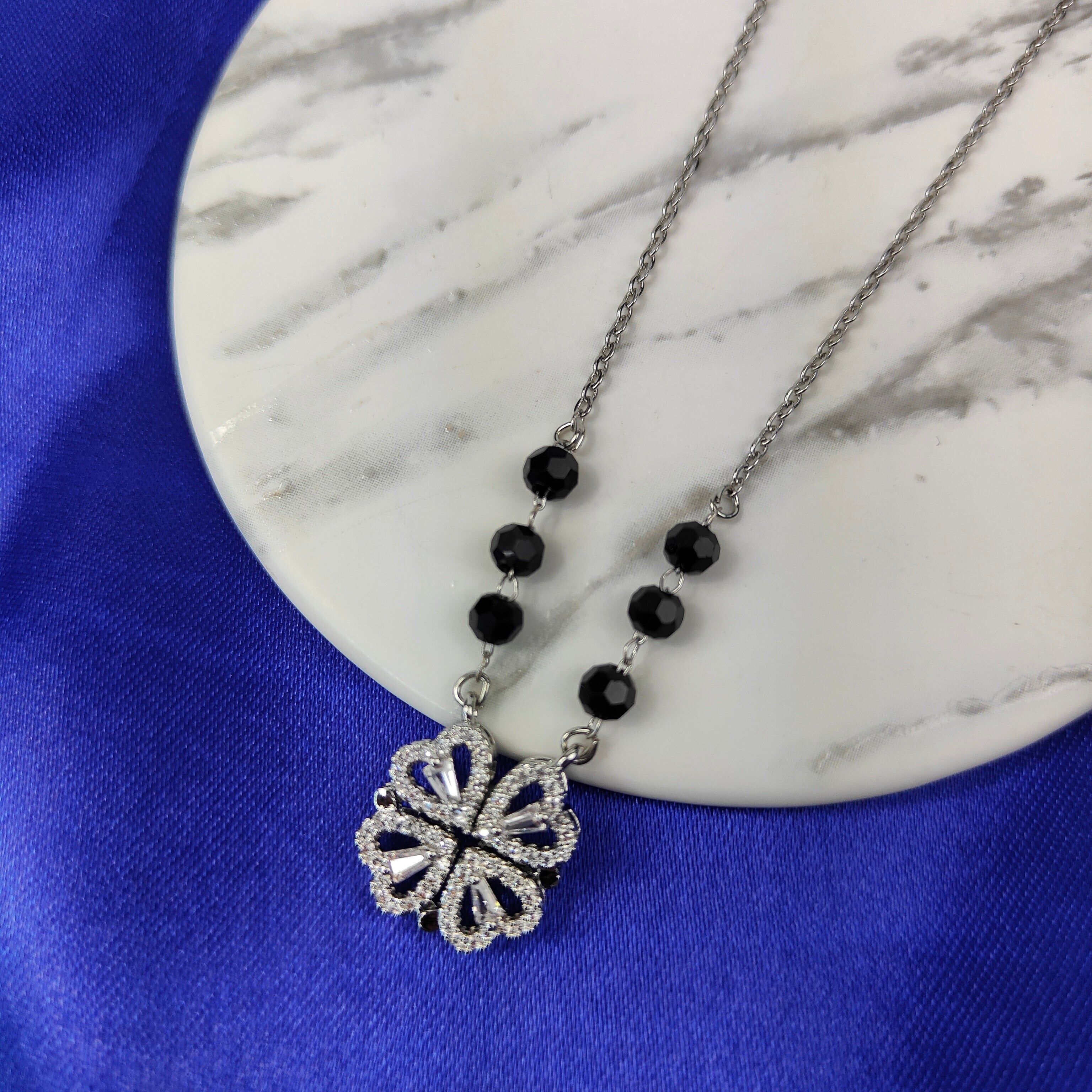 Halskette mit faltbarem Zirkon-Mangalsutra-Anhänger und vier Herzen