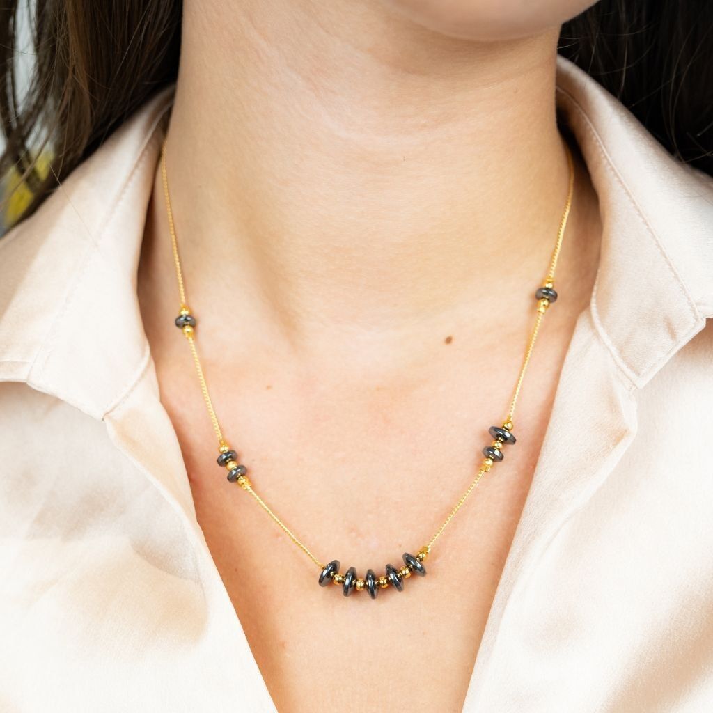 Schmale, lange und elegante Boho-Halskette mit runden Perlen in Schwarz und Gold