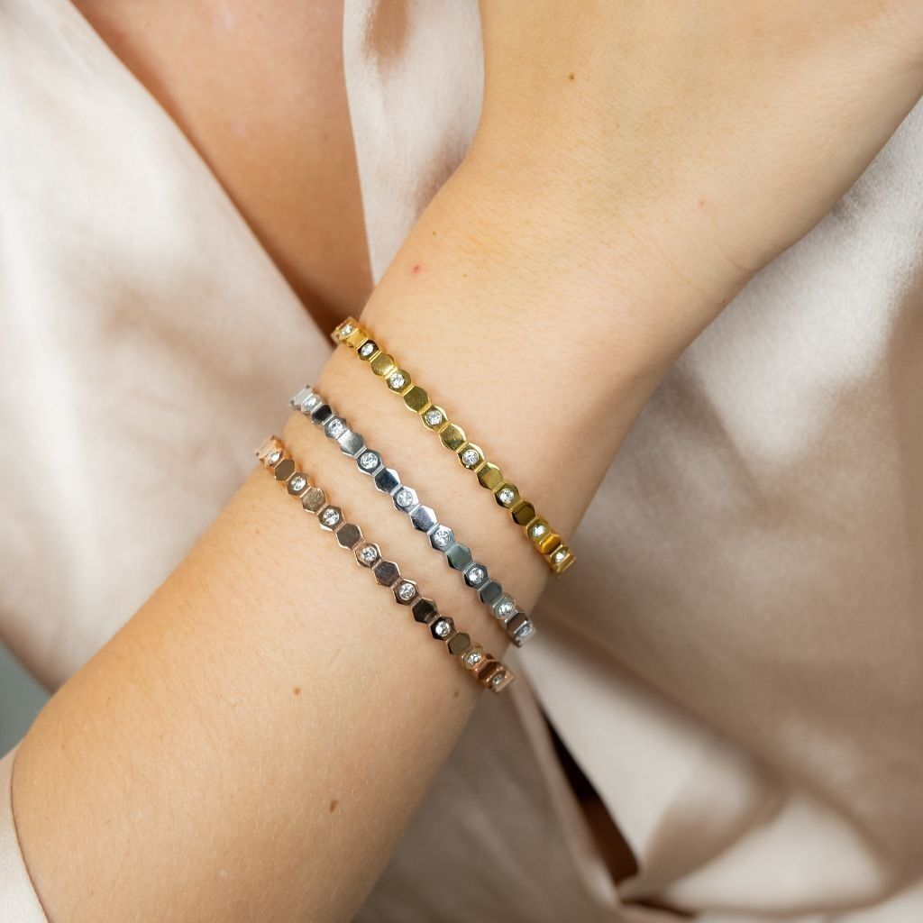 Braccialetto sottile con zircone esagonale a nido d'ape e grana di taglio elegante