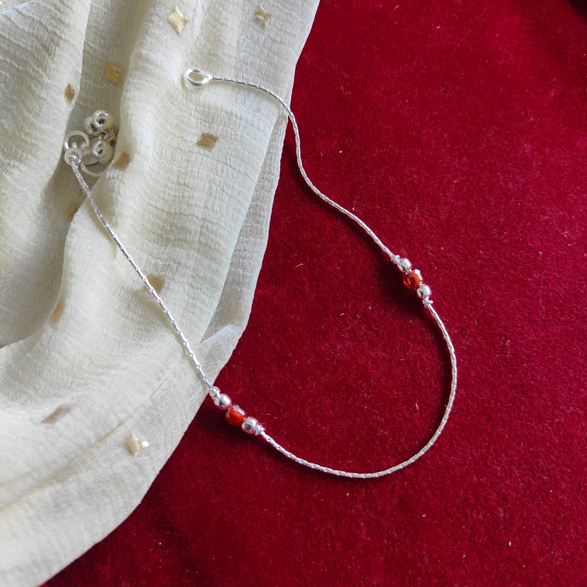 Cavigliera sottile Payal estiva Indie con perline arancioni in argento 925