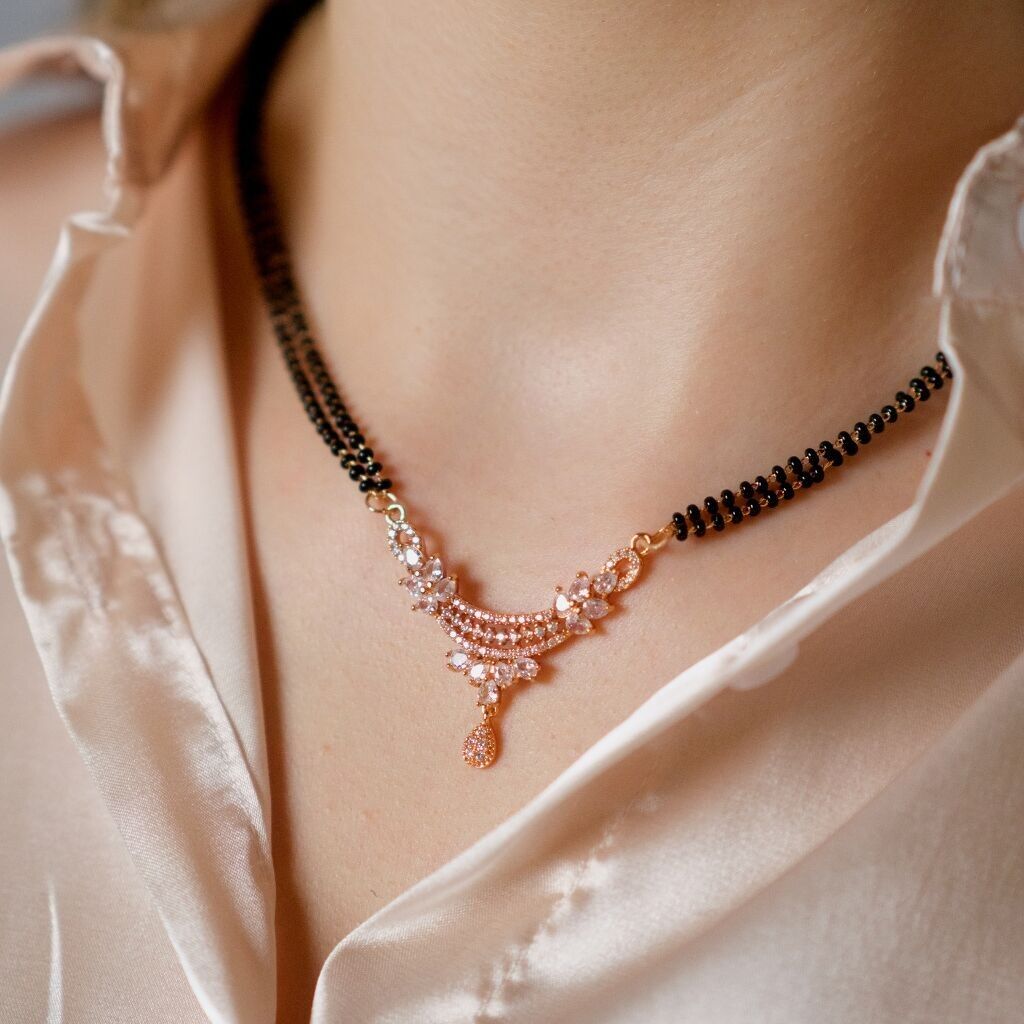 Collana con ciondolo nuziale in perline nere Mangalsutra con tempio in zircone asiatico Mania Danity