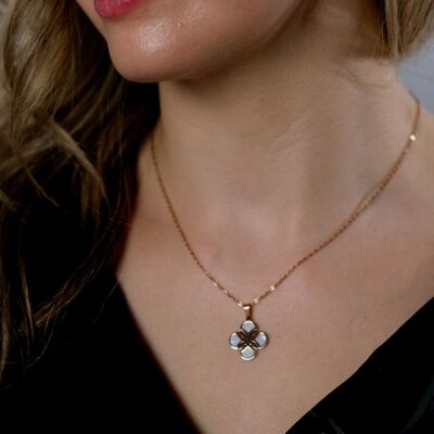 Set di collana e orecchini con ciondolo minimalista a forma di trifoglio in smalto bianco