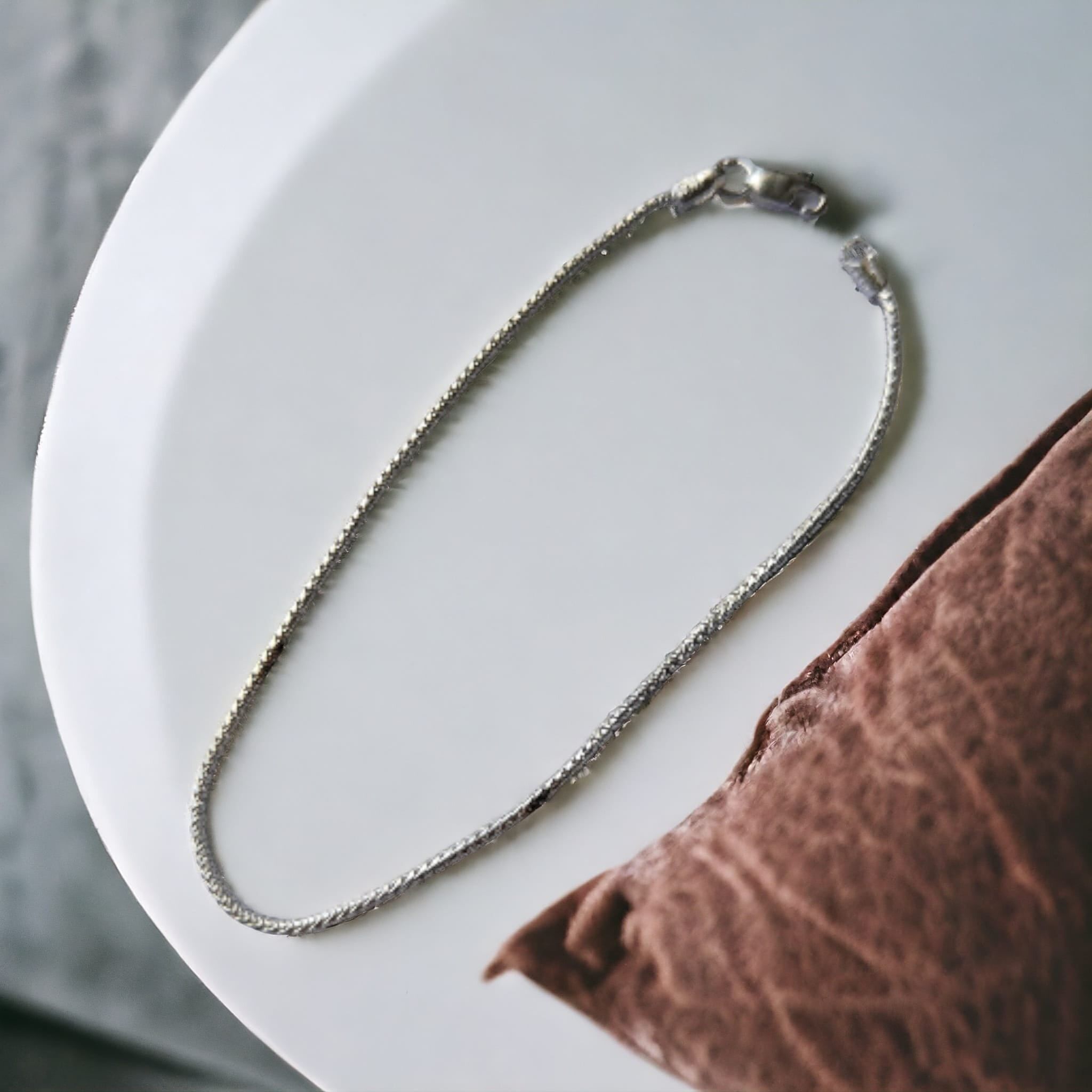 Chaîne de cheville minimaliste fine en argent pur Indie Boho Silver Indian Payal