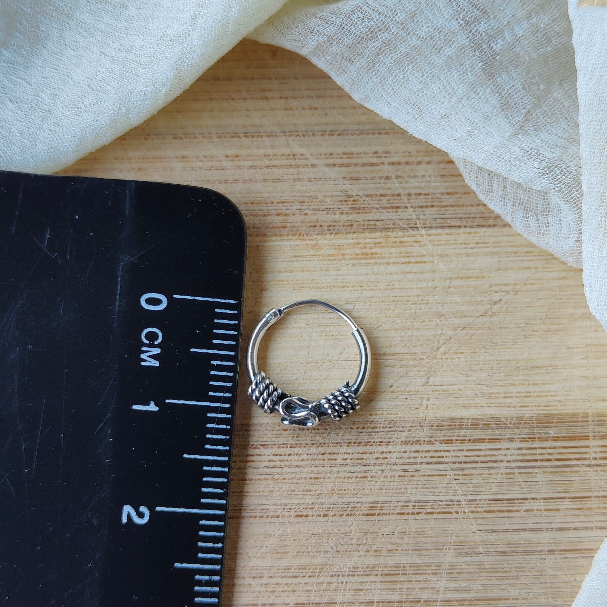 Créoles délicates en argent sterling oxydé avec fil tribal