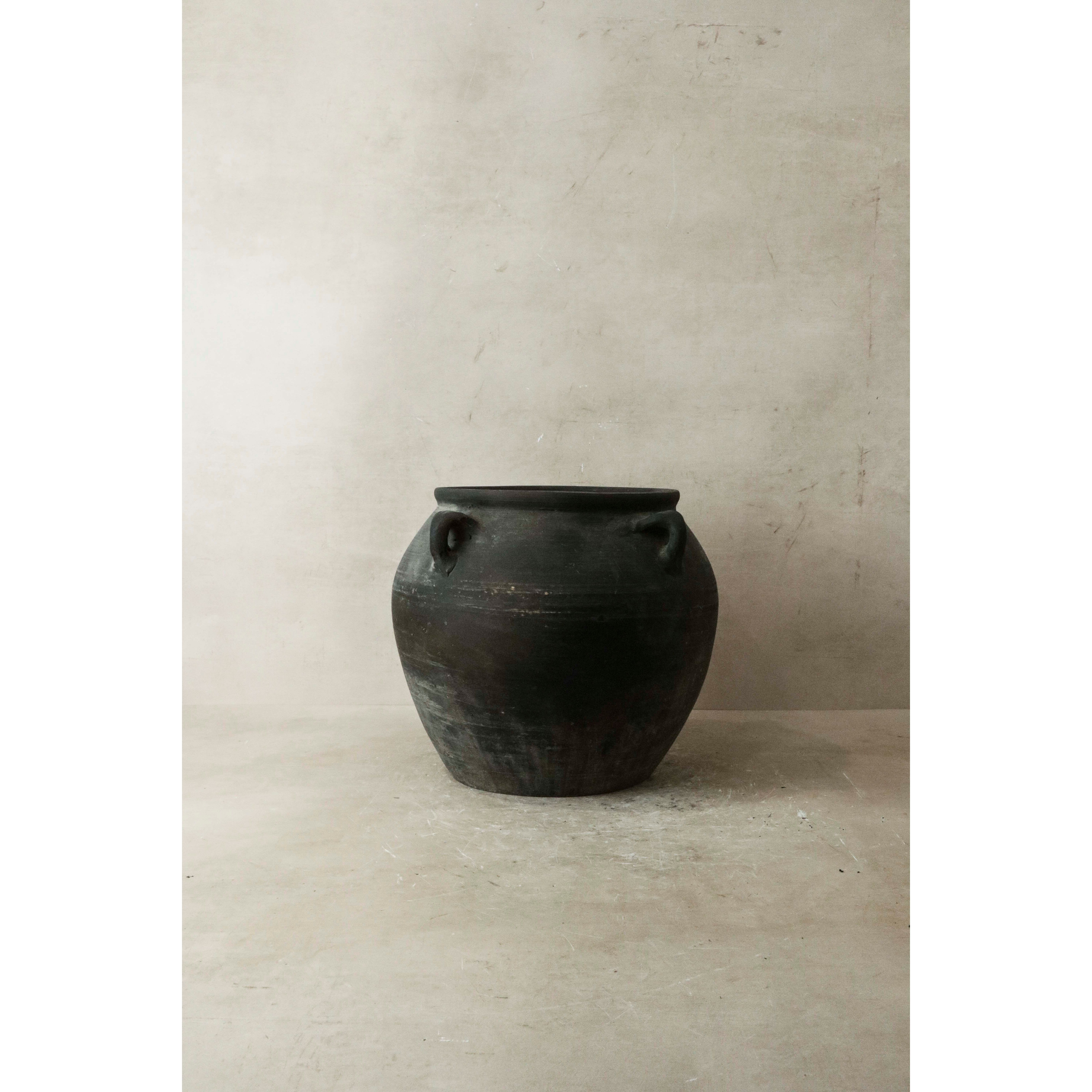 Vintage Dark pot with ears - E4.19