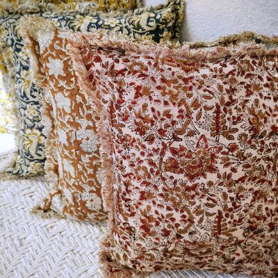 Housse de coussin beige motif block print fleur rouge