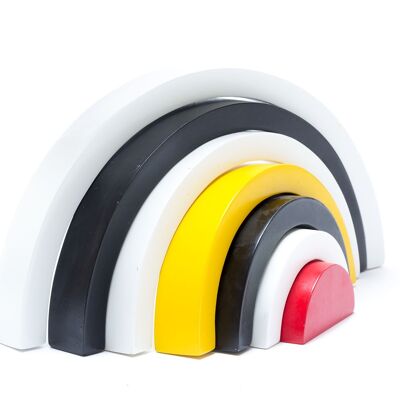 Giocattolo arcobaleno in legno del commercio equo e solidale in nero, bianco e rosso