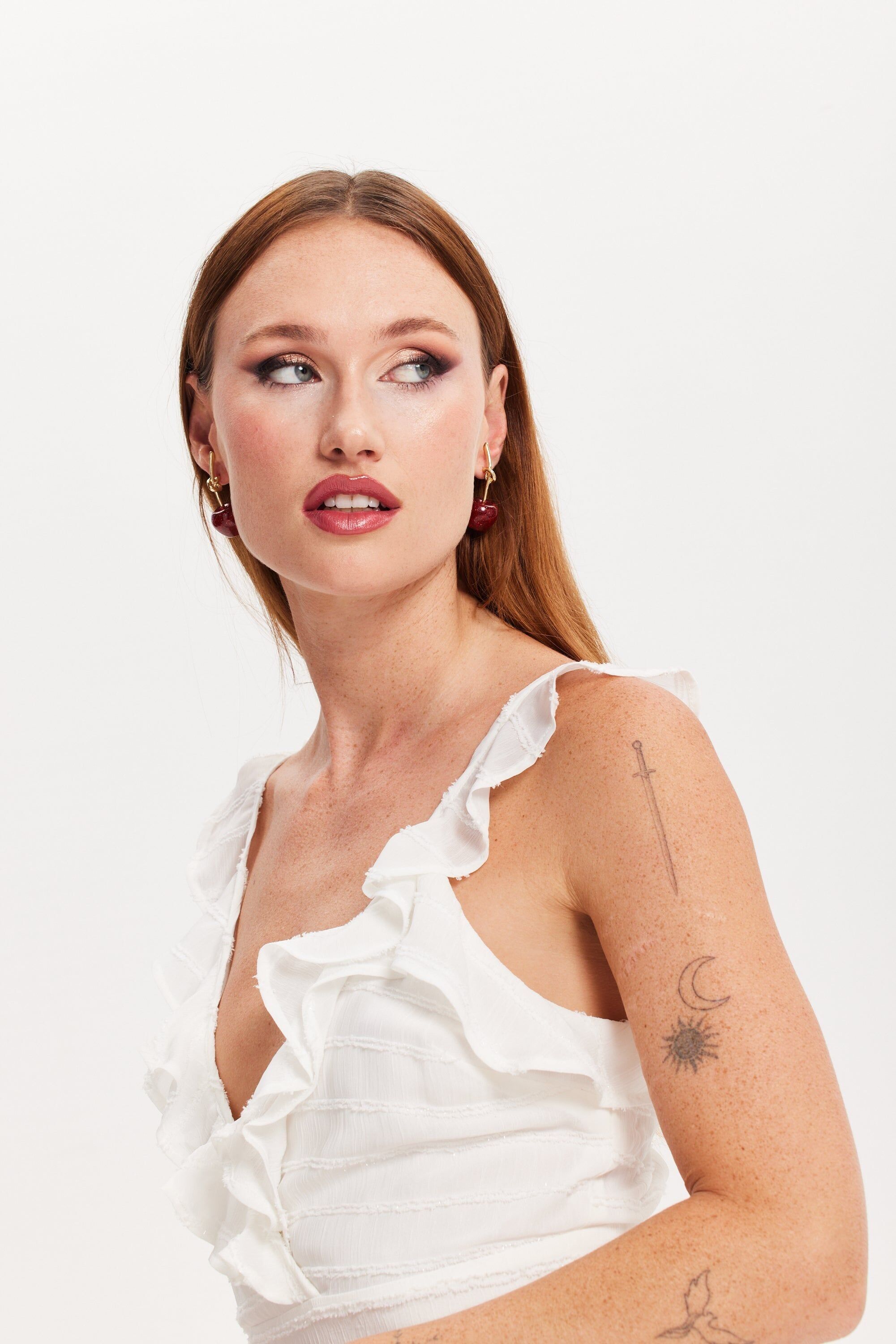 Liquorish – Funkelnde Ohrringe im Kirsch-Tropfen-Stil mit Knotendetail