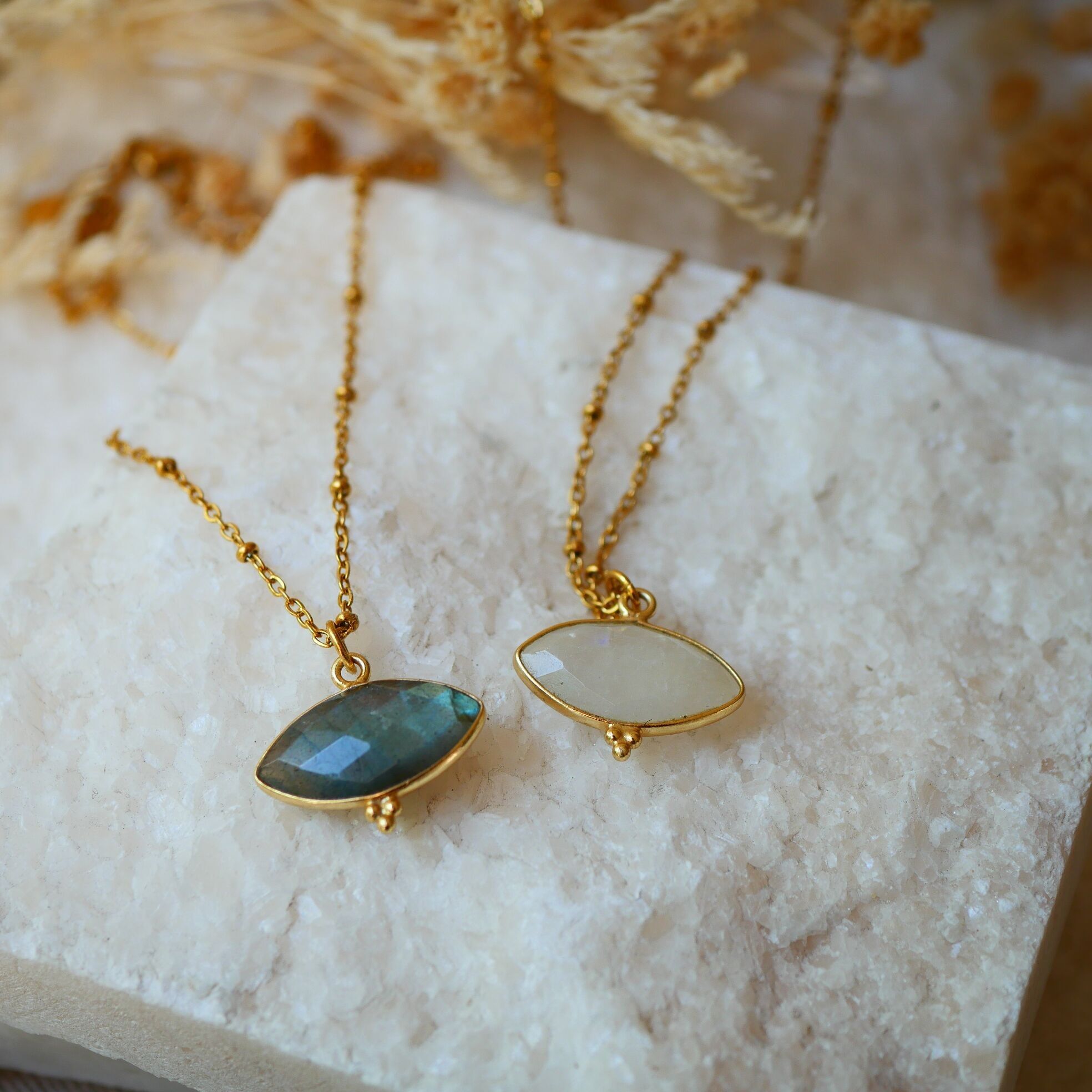 Collana in pietra di luna o labradorite con occhio Mahakali