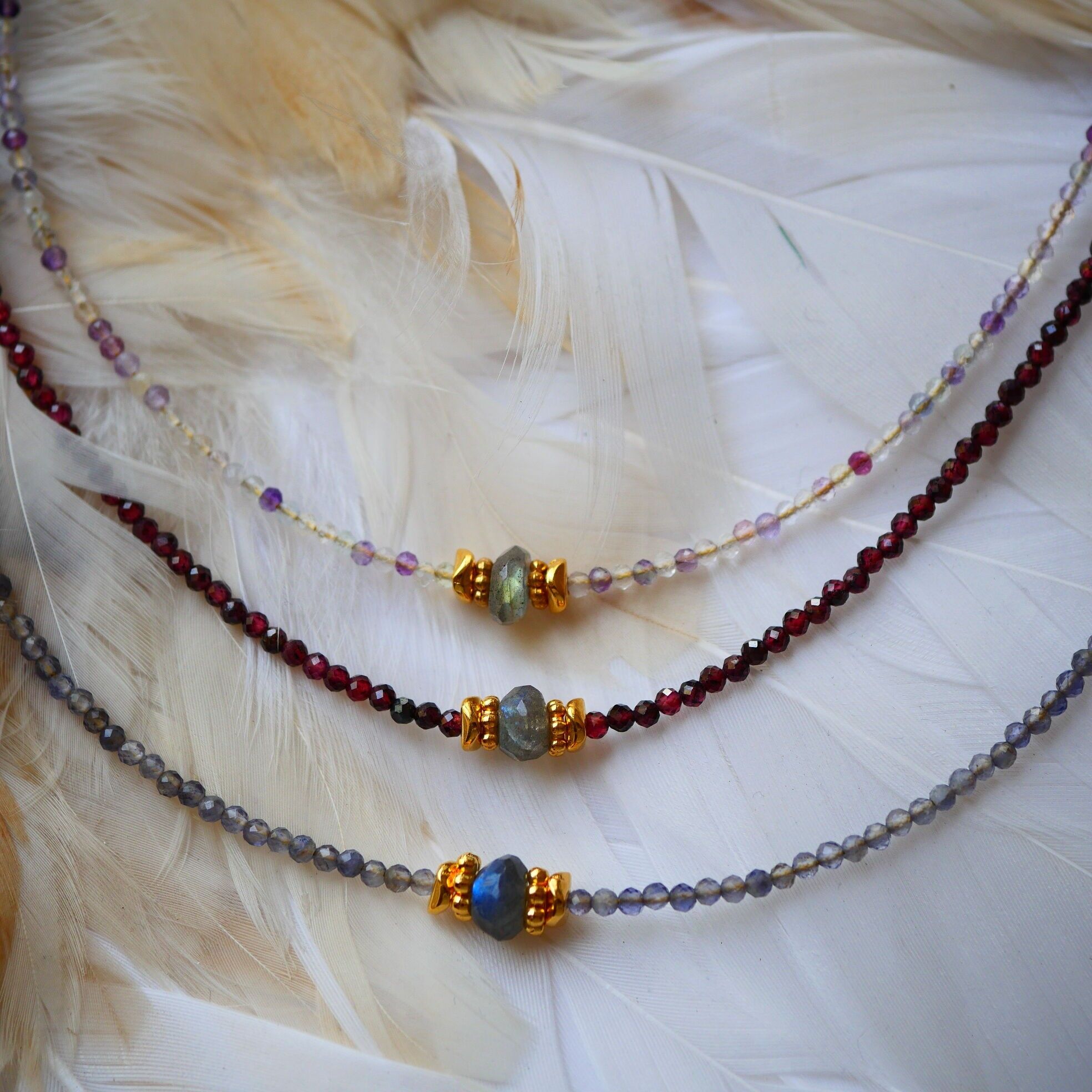 Collana girocollo in granato Prerna o iolite o fluorite