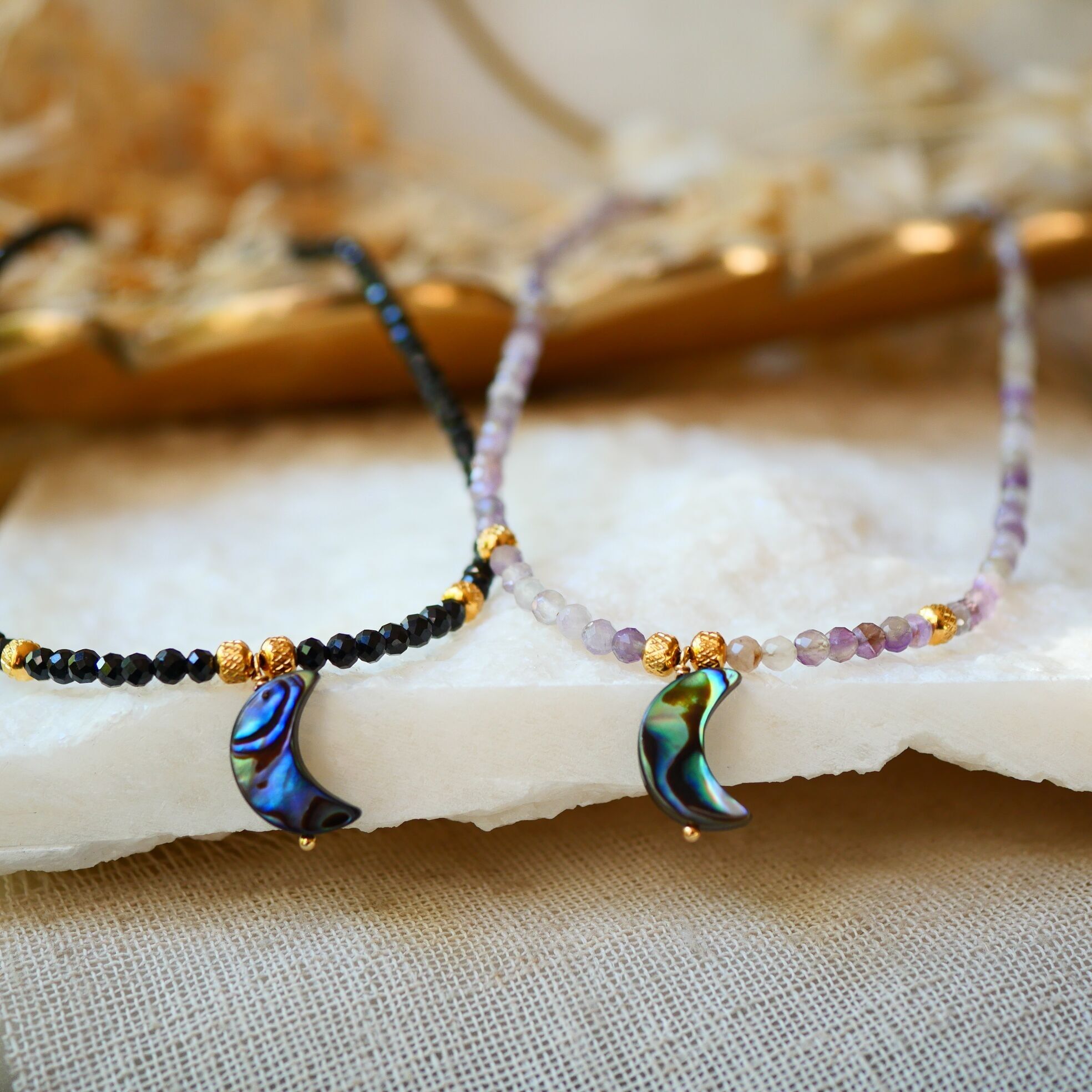 Collar Luna de Abulón Shyamaa Amatista o Espinela