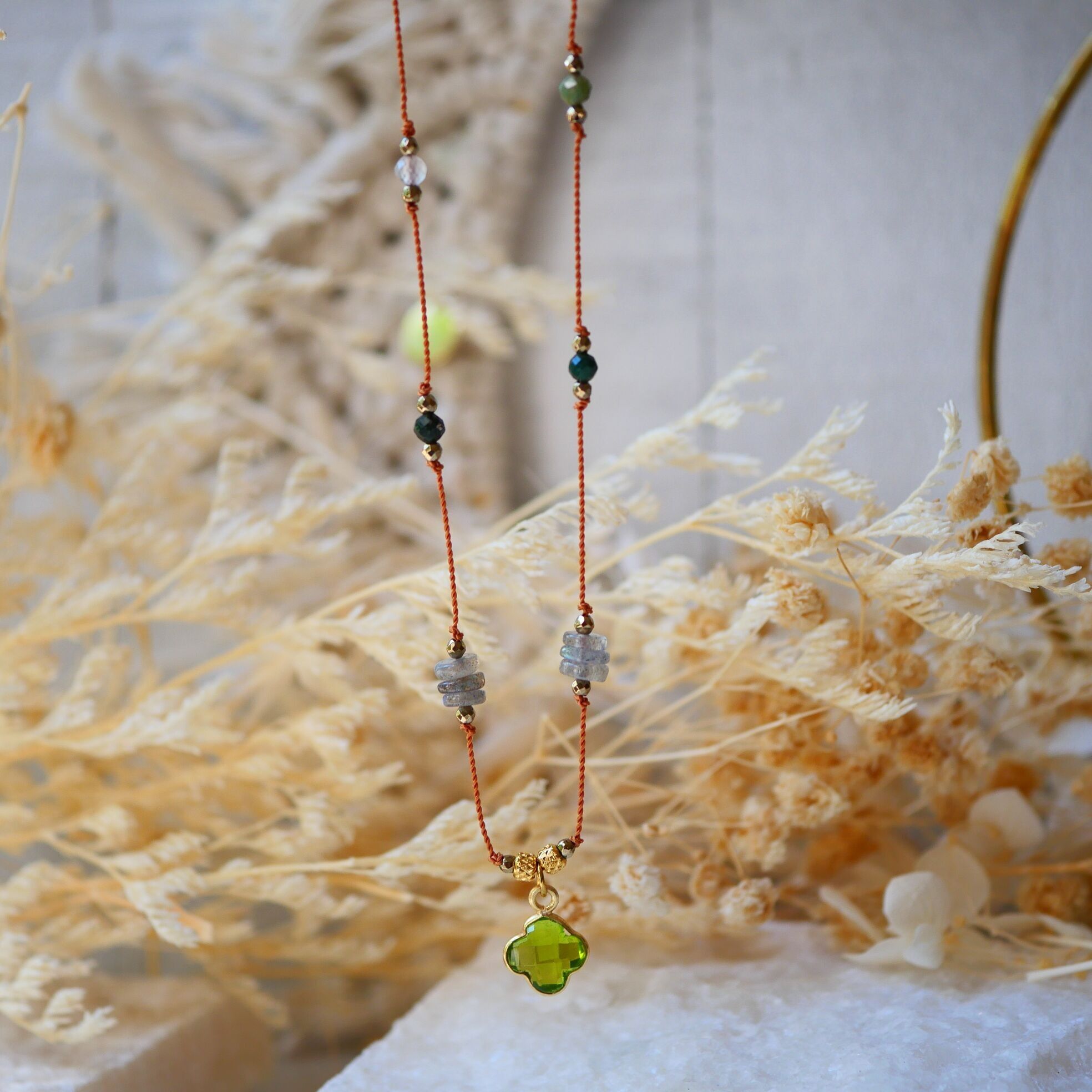 PALAK Collana in cordino con trifoglio peridoto