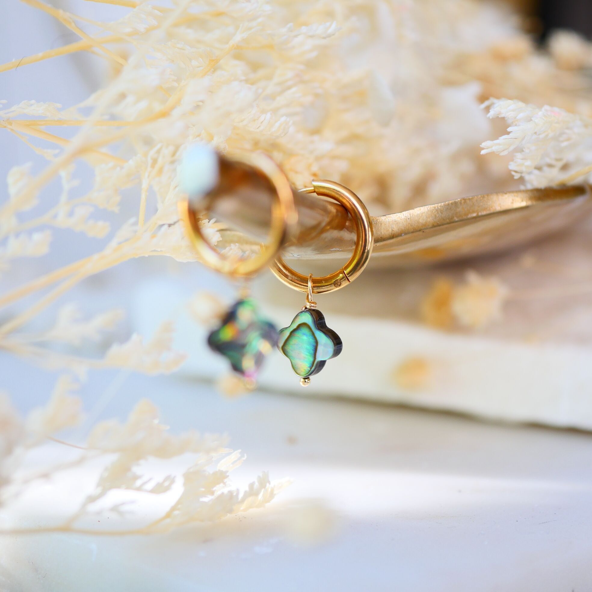 Orecchini a cerchio in abalone con trifoglio Rahaya