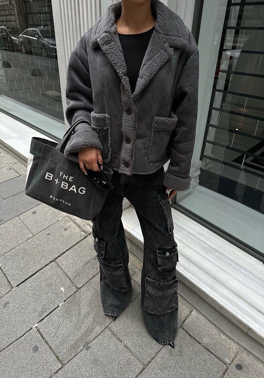 Übergroße kurze Jacke, gefüttert mit Teddybärstoff