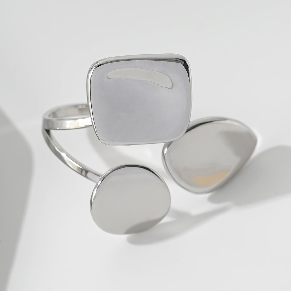 Silberring mit glänzenden unregelmäßigen Platten