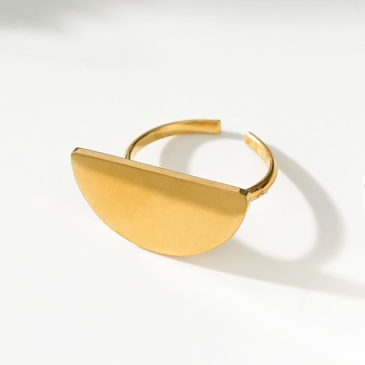 Dicker, halbscheibenförmiger, verstellbarer goldener Ring