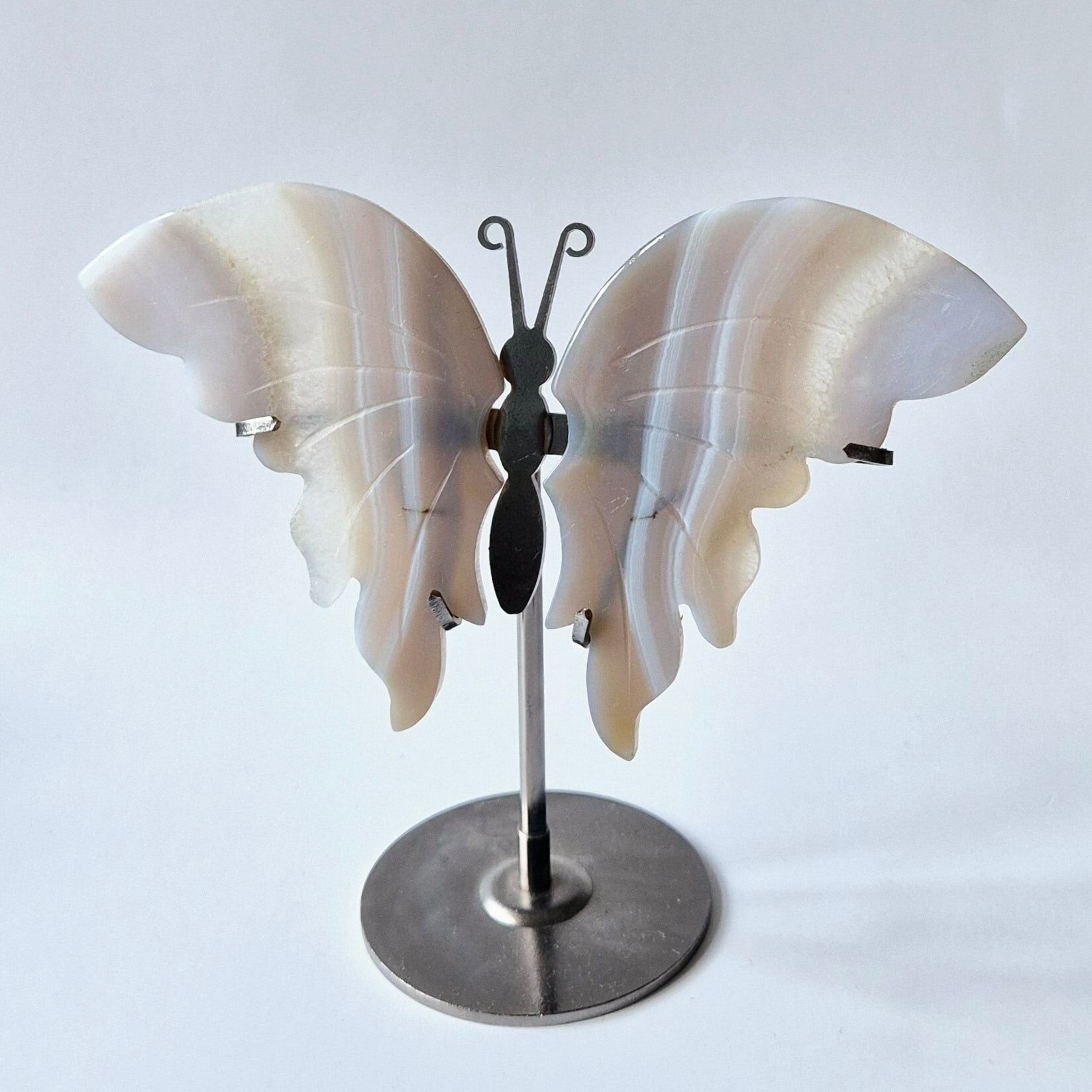 Talla de cristal de mariposa de ágata gris (Druzy) con soporte de metal
