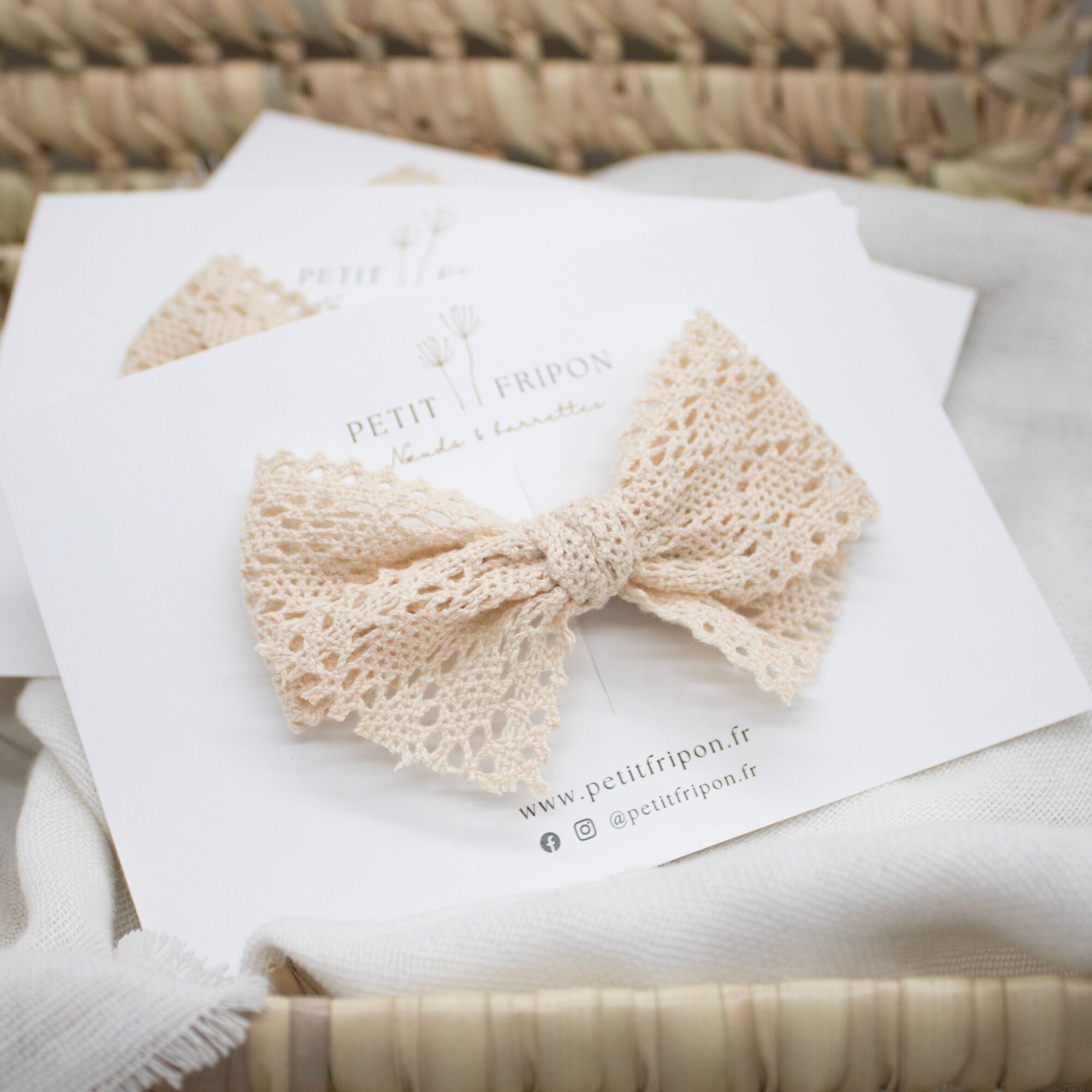 Beige lace bow